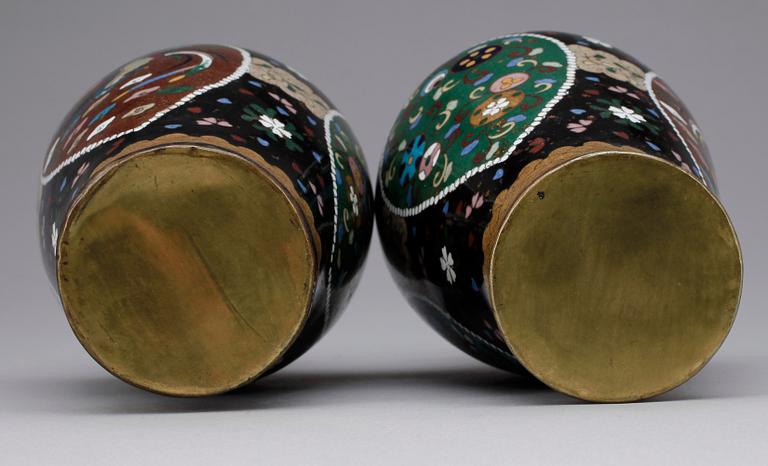 VASER, sex stycken, cloisonne. Japan, Meiji.