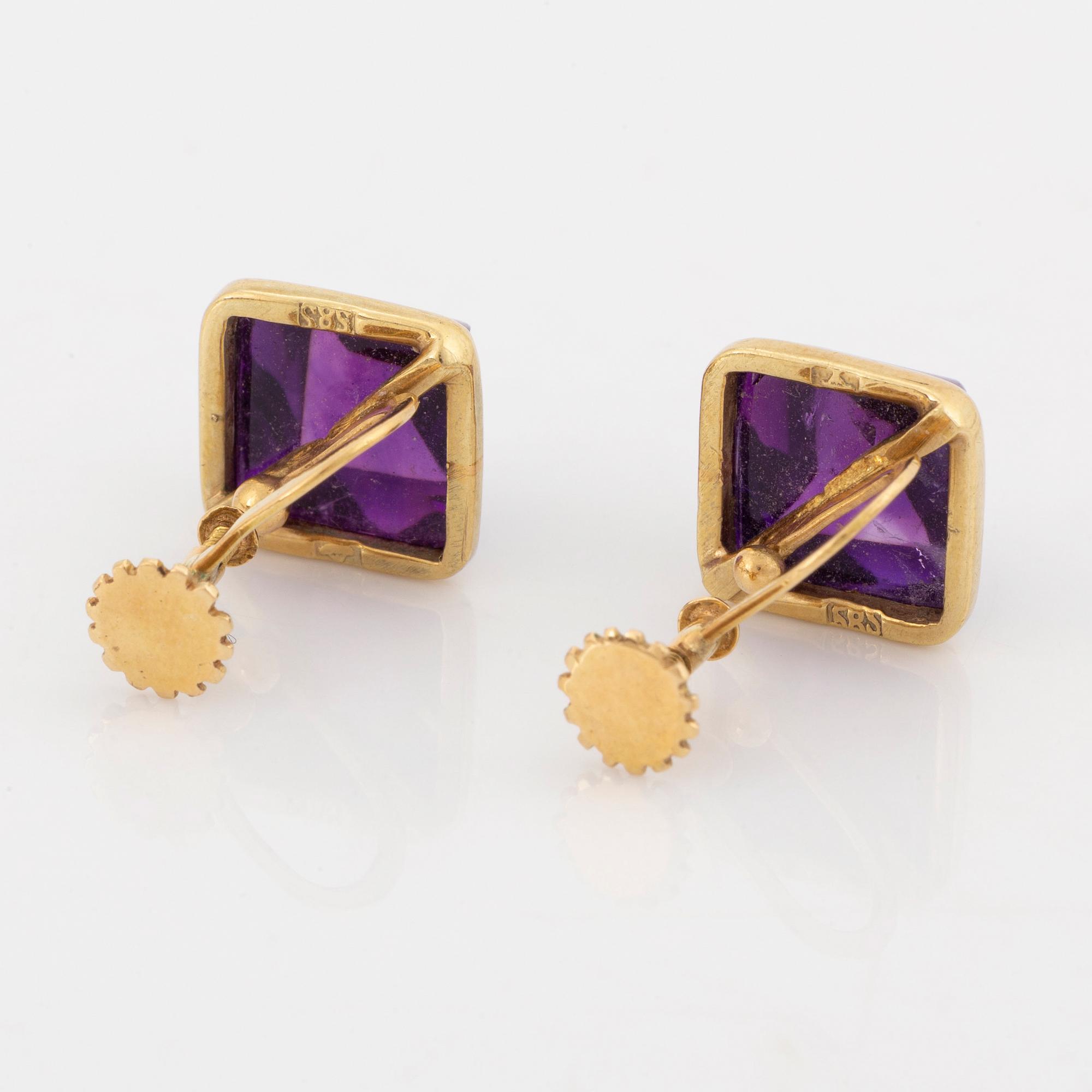 Brooch and earrings with cabochon cut amethysts.