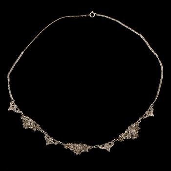 COLLIER, silver samt markasiter. Vikt 12 g.