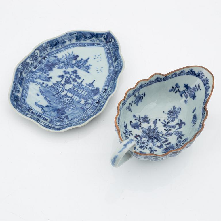 A blue and white sauce boat and stand, Qing dynasty, Qianlong (1736-95).