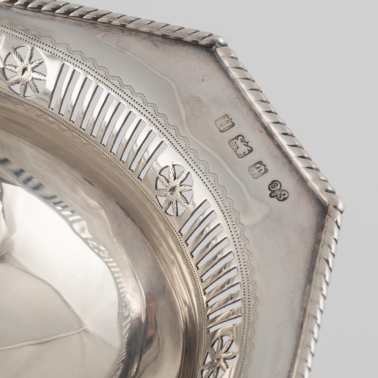 A pair of English silver bowls, mark of Elkington & Co Ltd, Birmingham, England 1912.