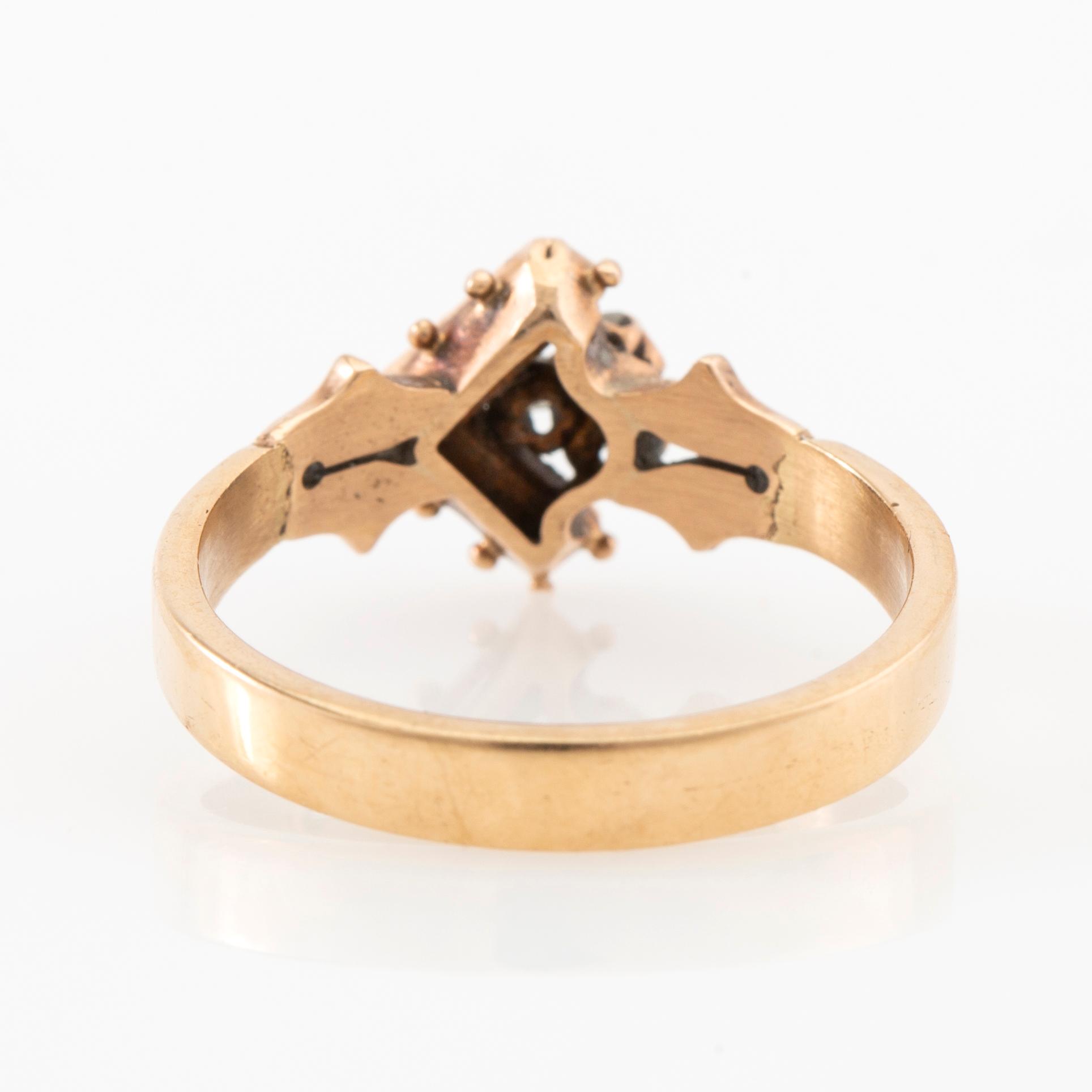 Ring in 18K gold with turquoises and old-cut diamonds.