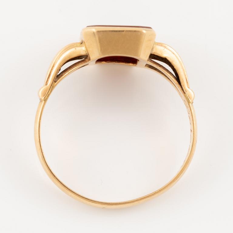 Ring 18K gold with carnelian.