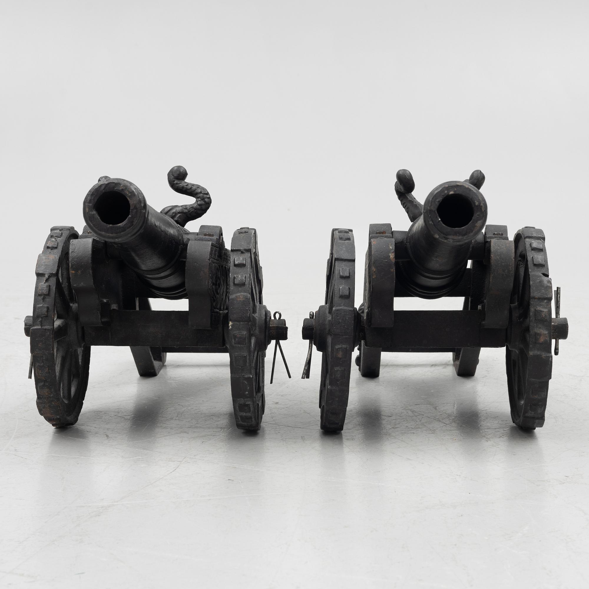 A pair of cast-iron modell canons, 20th century.