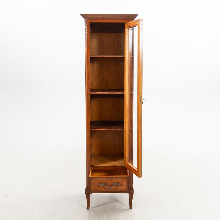 Vitrinskåp Louis XV-stil 1900-talets andra hälft.