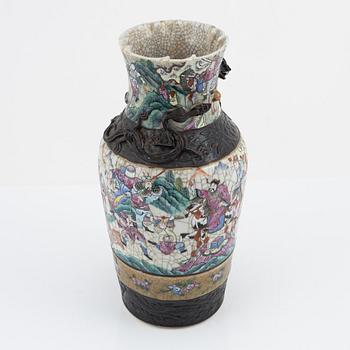 A Chinese porcelain vase and a Japanese Ming-style bowl, around the year 1900.