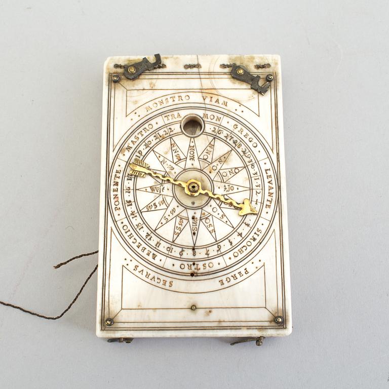 TIDVISARE med KOMPASS Ekvatorialsolur. Ben, mässing, glas, daterad 1667.