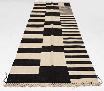 A Kelim runner carpet, 397 x 87 cm.