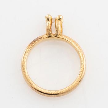 Solitaire ring in 18K gold with a round brilliant-cut diamond.