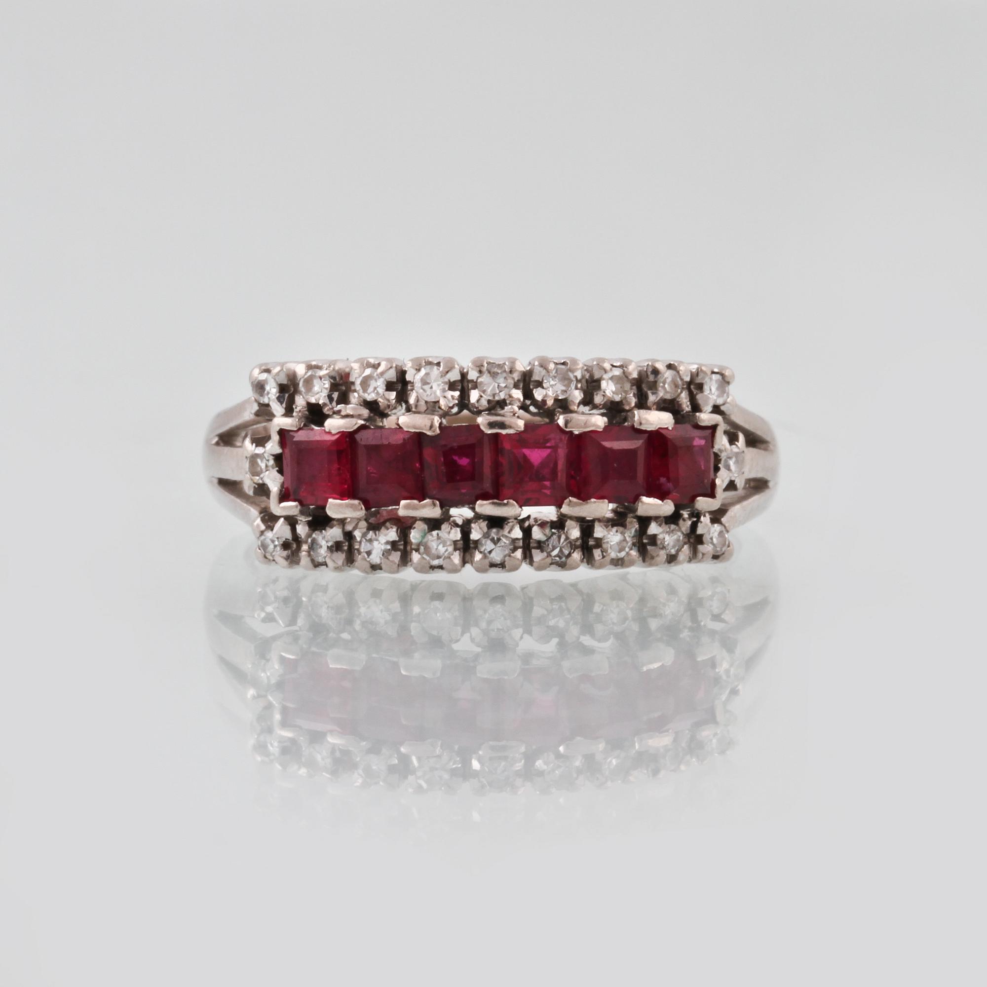 RING, 18K vitguld med 6 carréslipade rubiner och 20 åttkantslipade diamanter, engelska stämplar. Vikt 4,8 gram.