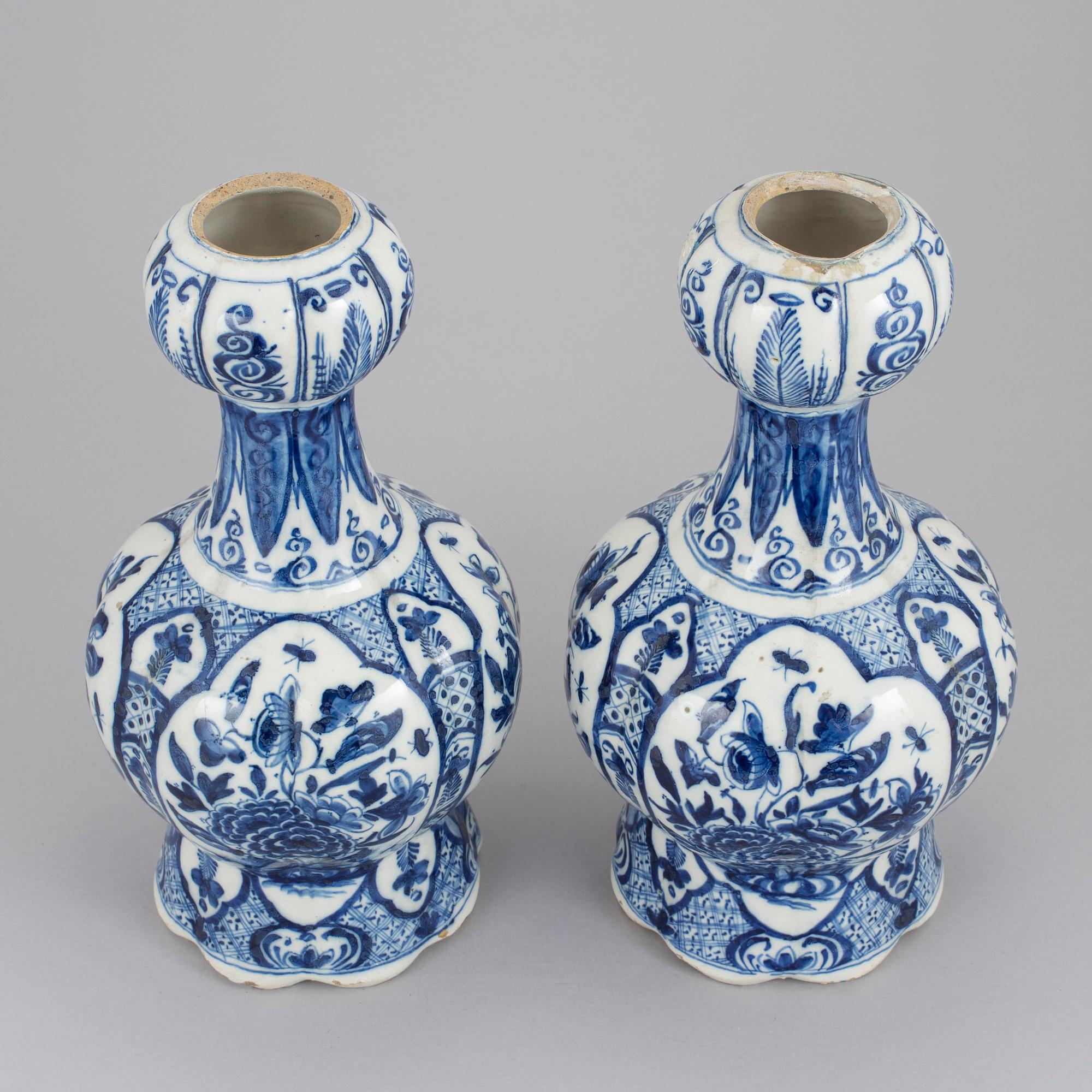VASER, ett par, fajans, Delft, Holland, 1700-tal.