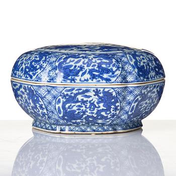 A blue and white 'five clawed dragon' box with cover, Ming dynasty, Wanli mark and of the period (1573-1619).