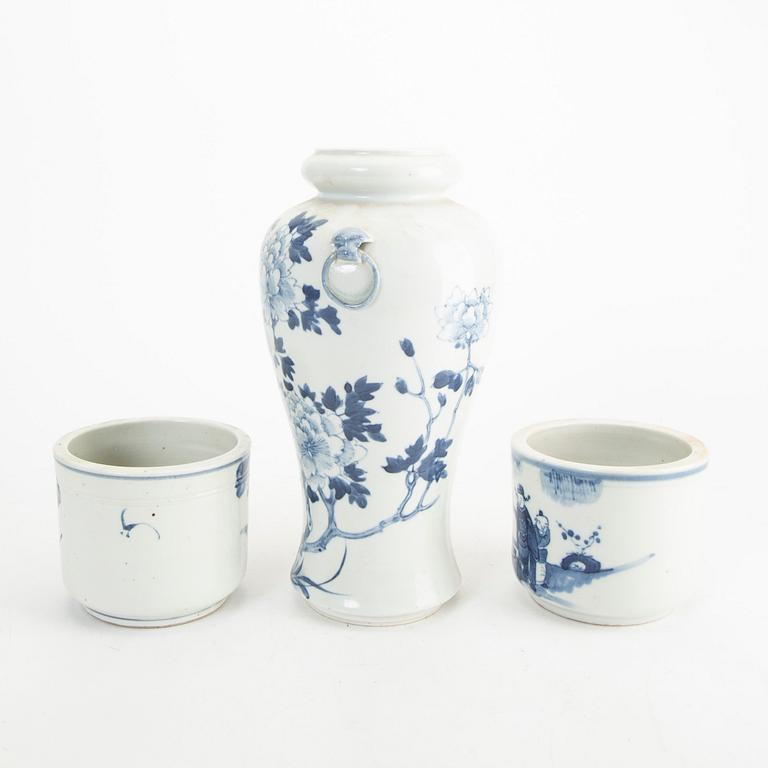 A matched set of two blue and white flower pots and a vase, late Qing dynasty.