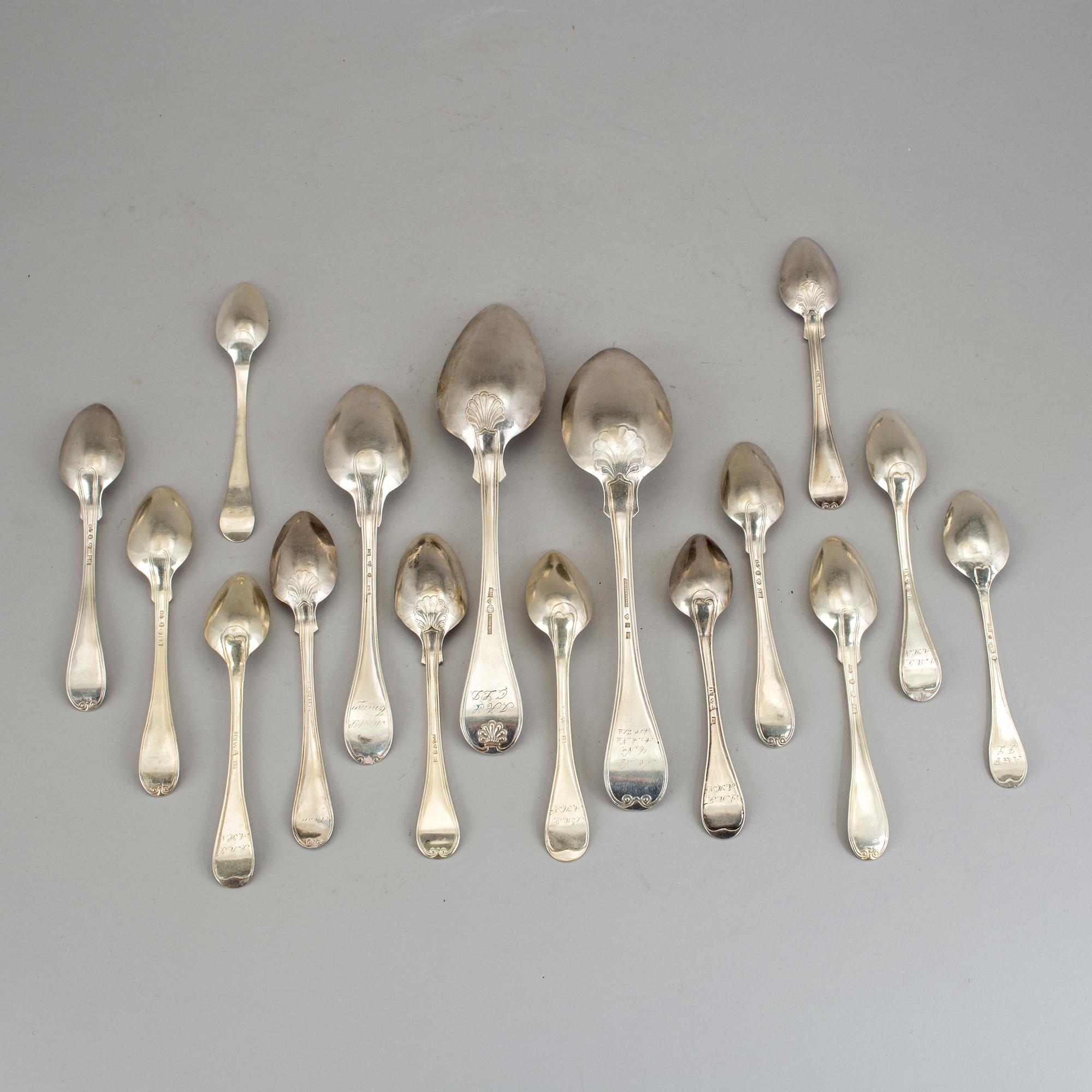 PARTI SKEDAR, 16 st, silver, bl a Adolph Zethelius, Stockholm, 1819. Mestadels 1800-talets andra hälft. Vikt ca 340 g.