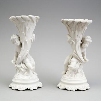 BLOMVASER, ett par, parian, Gustafsberg, 1800-talets andra hälft.