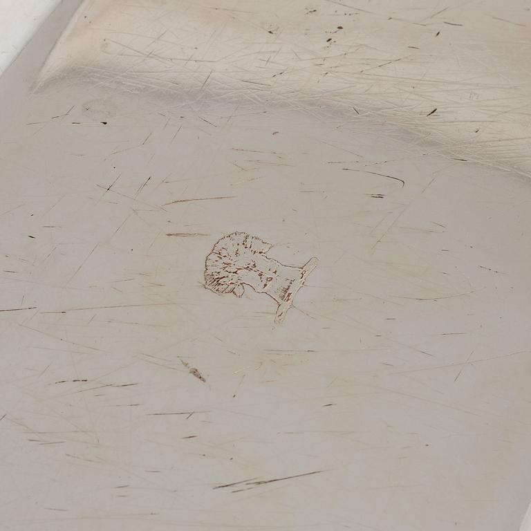 A pair of silver plated serving dishes with covers, first half of the 20th Century.