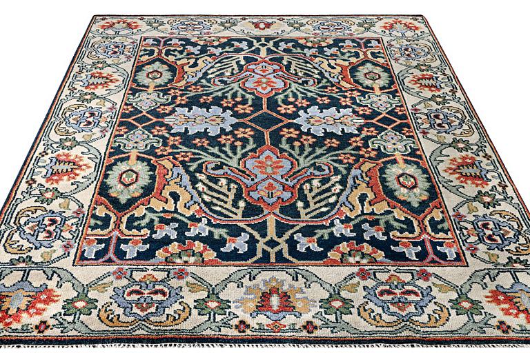 Matta, orientalisk med sk. Mamlukdesign, ca. 308 x 250 cm.