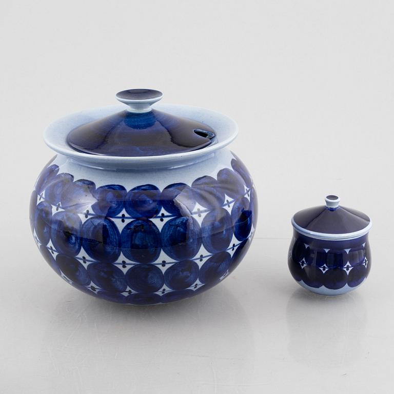 Lisa Larson, vaser, 2 st och skålar, ett par samt terrin med lock och skål med lock, stengods, Gustavsberg.