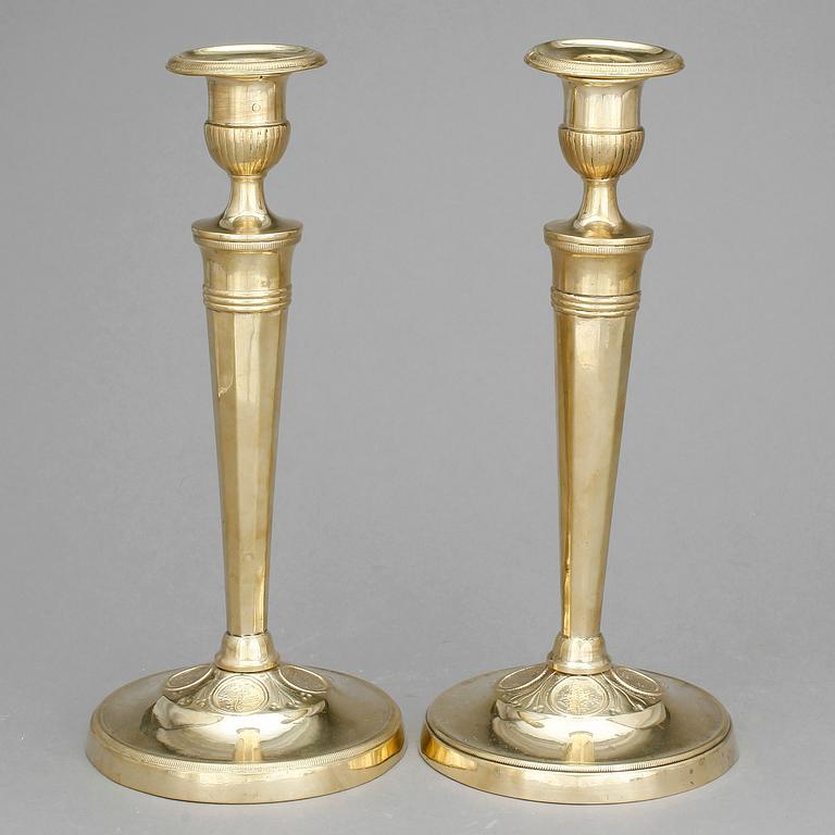 LJUSSTAKAR, ett par, mässing, directoire omkring 1800.