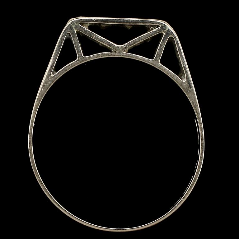 RING, 18k vitguld samt 8 åttkantslipade diamanter, tot 0.16 ct, Kurt L Carlsson, Stockholm, 1970. Vikt 3 g.