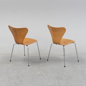Arne Jacobsen, a pair of oak 'Sjuan' chairs, Fritz Hansen, 1950/60s.