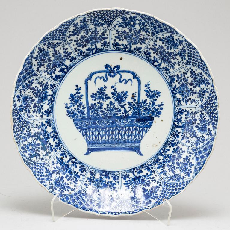 A large blue and white serving dish, Qing dynasty, Kangxi (1662-1722).