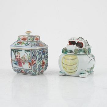 Lockdosor, två stycken, porslin, Kina, 1800-/1900-tal.