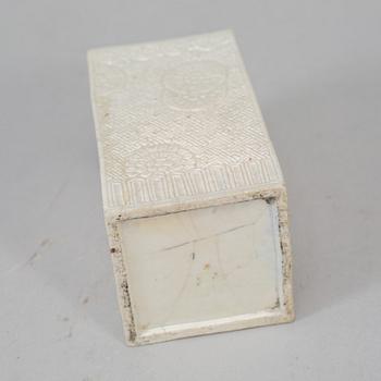 A white glazed brush pot, Qing dynasty, 19th Century.