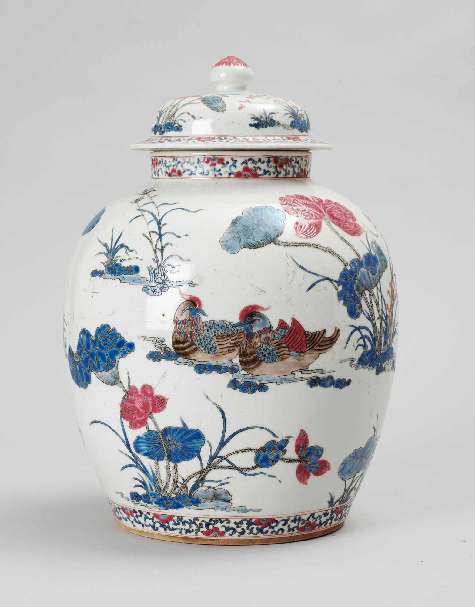 URNA med LOCK. porslin. Kina. 1900-tal.