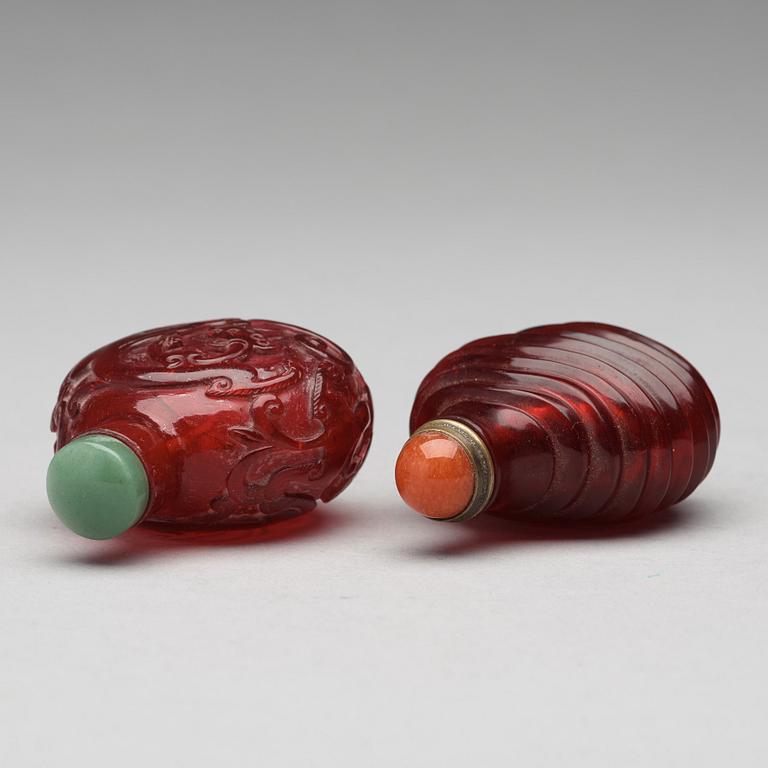 SNUSFLASKOR, två stycken, pekingglas. Kina, 1900-tal.