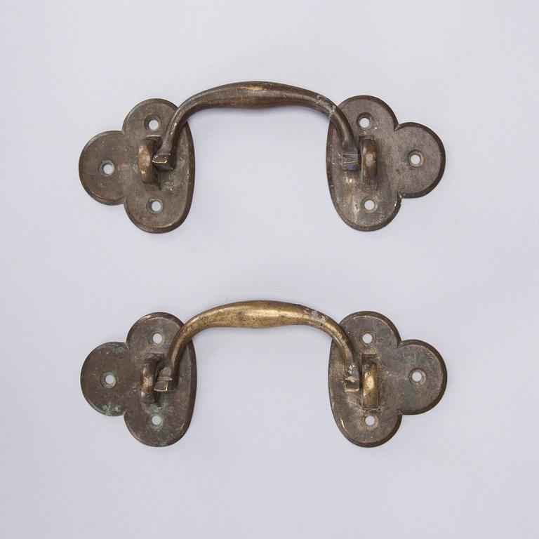 HANDTAG, ett par, brons, 1700-tal.