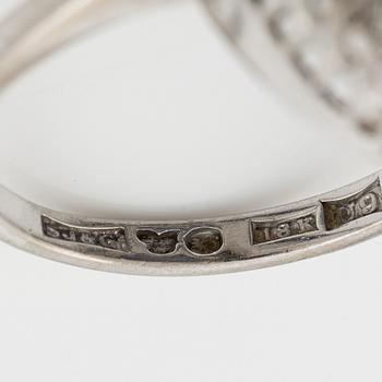Ring, cocktailring 18K vitguld med cabochonslipad safir och briljantslipade diamanter.