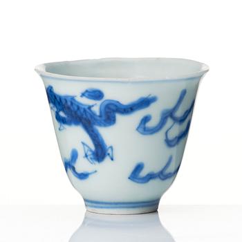 A blue and white four clawed dragon wine cup, 'Hatcher Cargo', 17th Century.