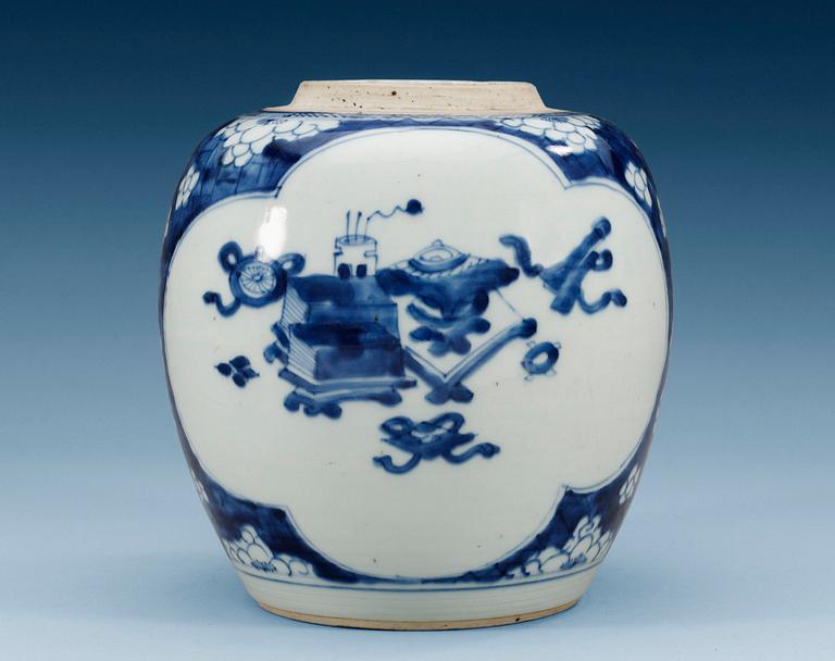 A blue and white jar, Qing dynasty, Kangxi (1662-1722).