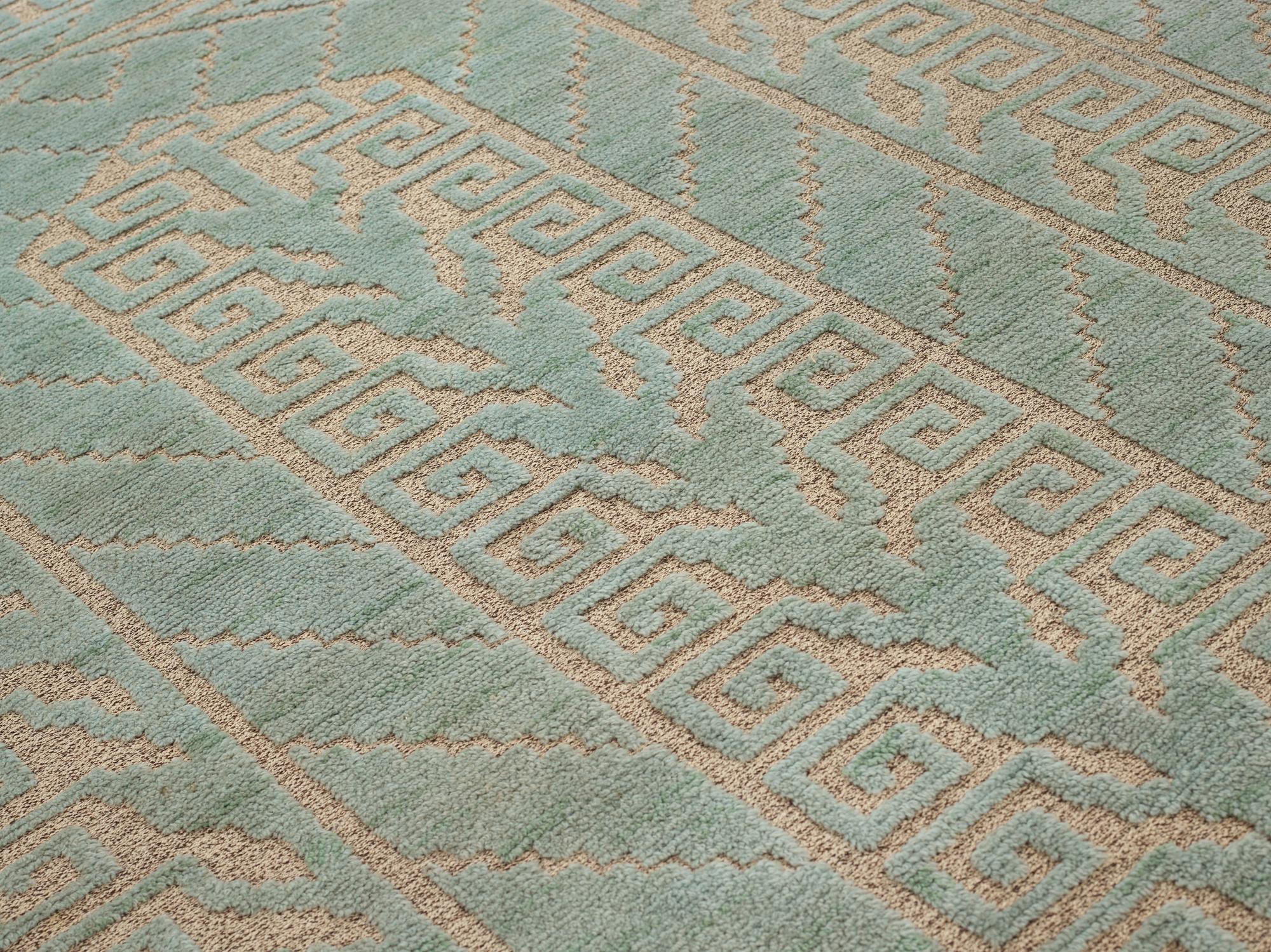 Märta Måås-Fjetterström, Matta, "Vita spetsporten"-mönster i ljust grönblå färgställning, reliefflossa, ca 310,5-314 x 252 cm, signerad MMF.