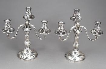 KANDELABRAR, ett par, silver, rokokostil, med svenska kontrollstämplar, 1900-talets första hälft.
