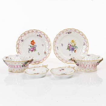 Royal Copenhagen, A pair of lattice bowls with stands and a pair of leaf-shaped dishes, 'Saxon Flower', Denmark, 1923-34.