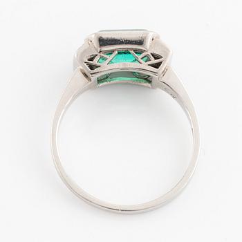 Ring, platina med smaragd och åttkantslipade diamanter.