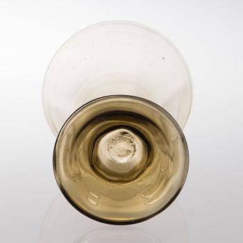 AN EARLY 20TH CENTURY GLASS VASE.