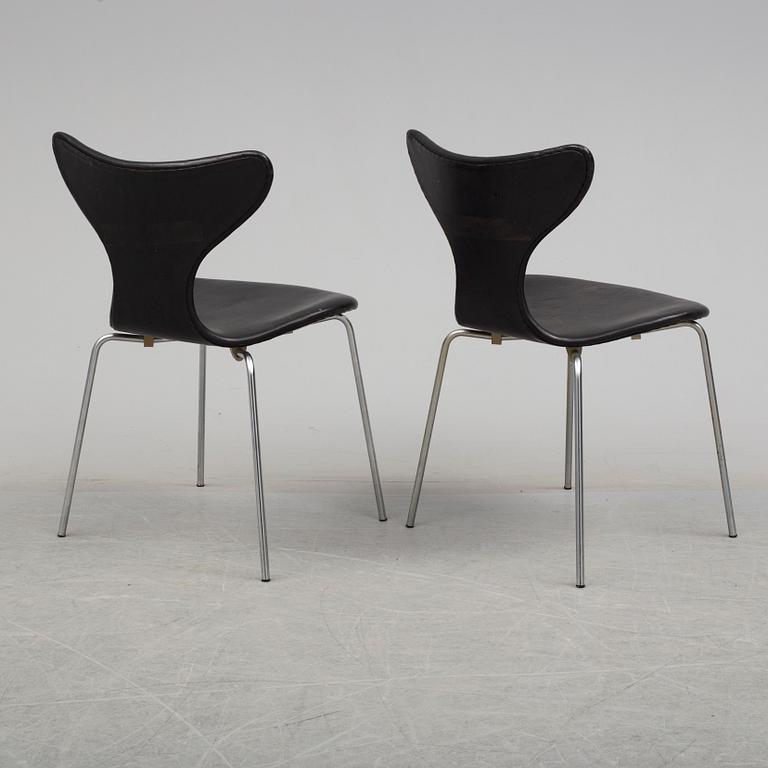 ARNE JACOBSEN, stolar, 2 st, "Liljan/Måsen", Fritz Hansen.