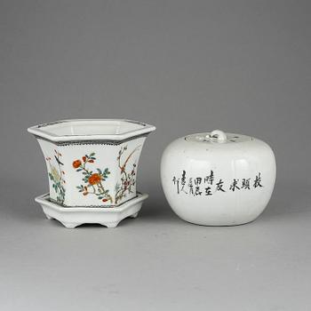 YTTERFODER samt ASK MED LOCK, porslin, Kina, 1900-tal.