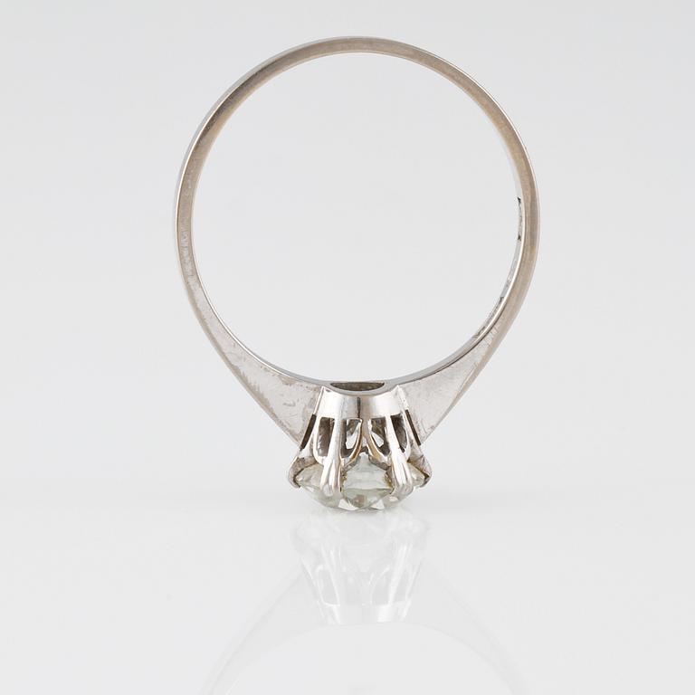 RING, 18K vitguld med fasettslipad vit sten, Trege, Göteborg, 1955. Vikt 2,4 gram.