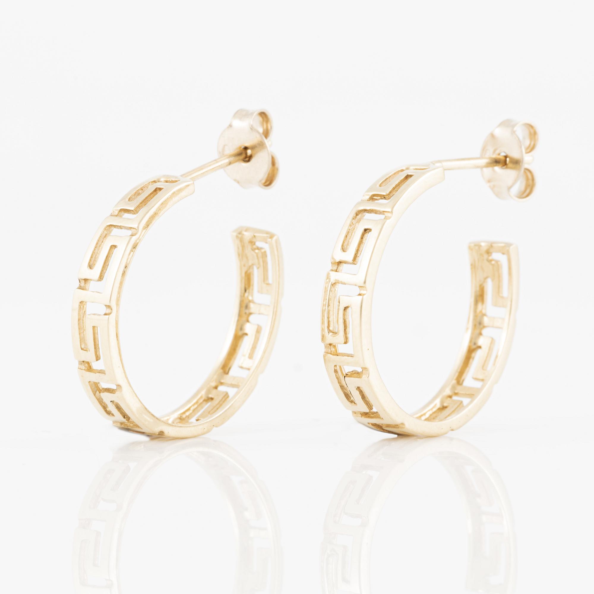 Earrings, hoop, 18K gold in the form of a meander band.