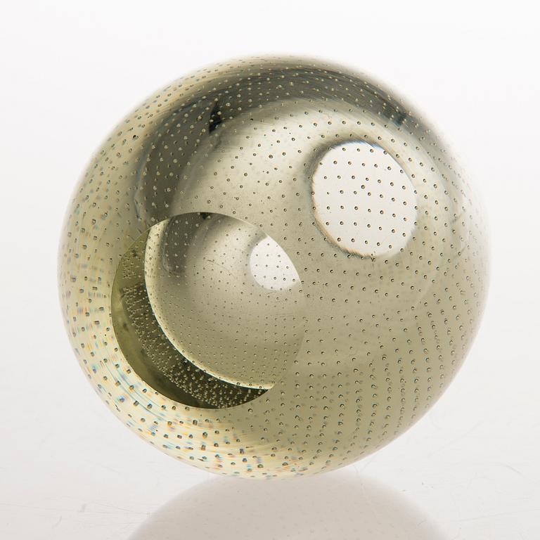 GUNNEL NYMAN, A bubble-cased glass vase, model GN17, "Huntu", Nuutajärvi, design 1947, unsigned.