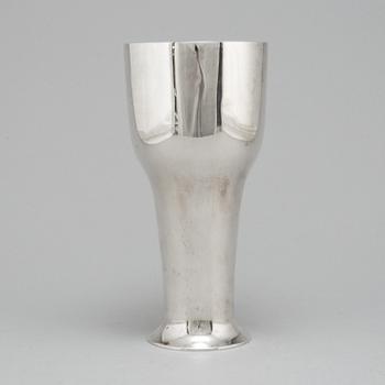 CG HALLBERG, a silver vase, 1910, 456 gram.