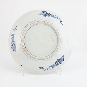 An Imari porcelain dish, Japan, Meiji (1868-1912).