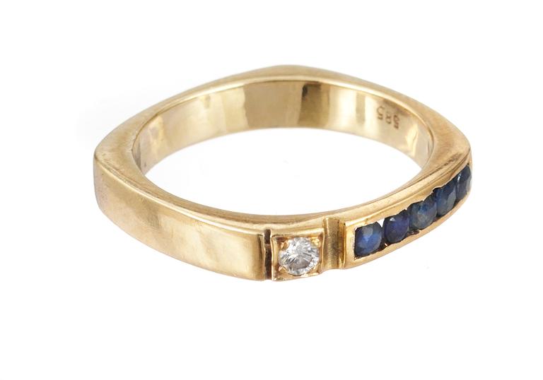 RING, blå safirer och briljantslipad diamant, ca 0.05 ct.
