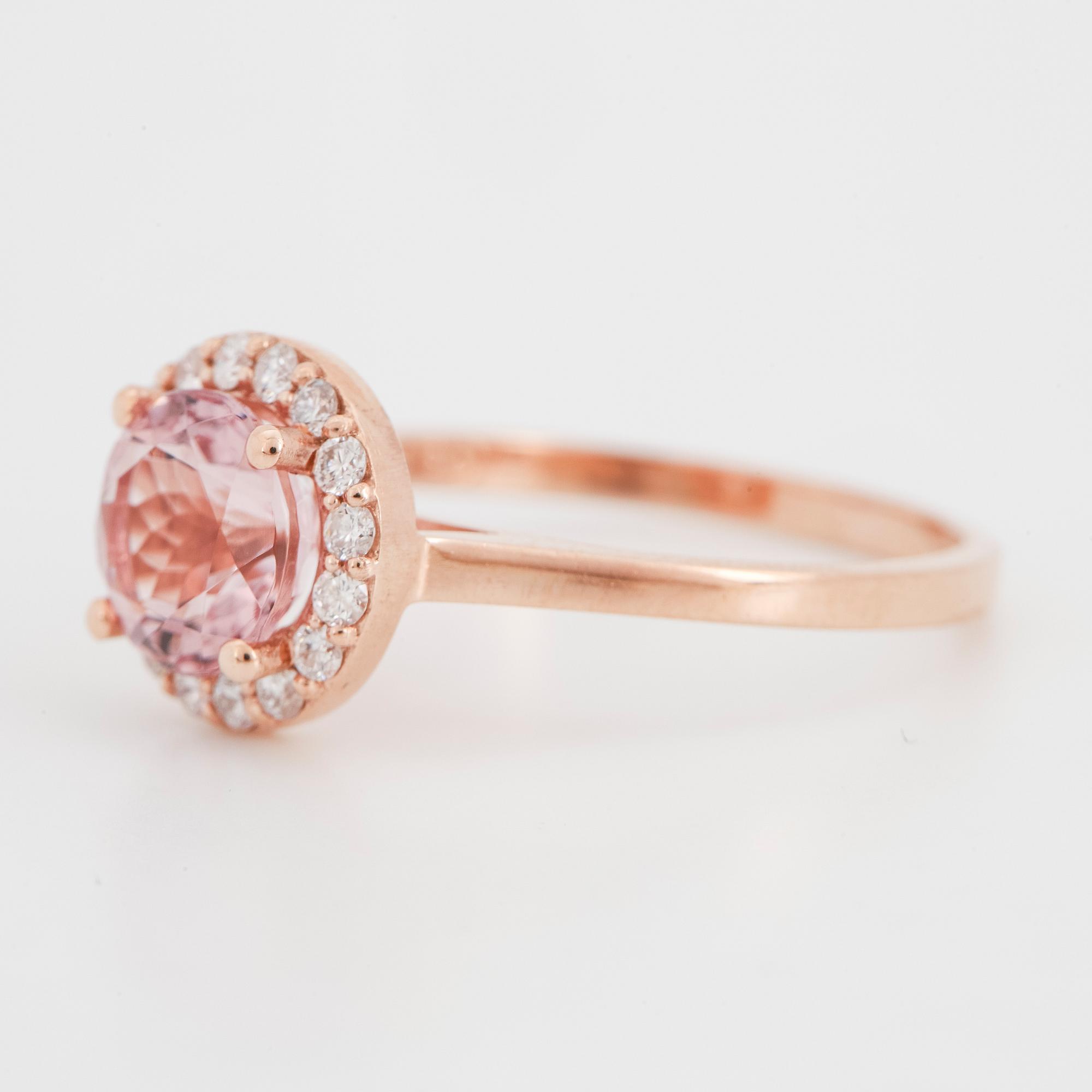 RING, med morganit och briljantslipade diamanter.