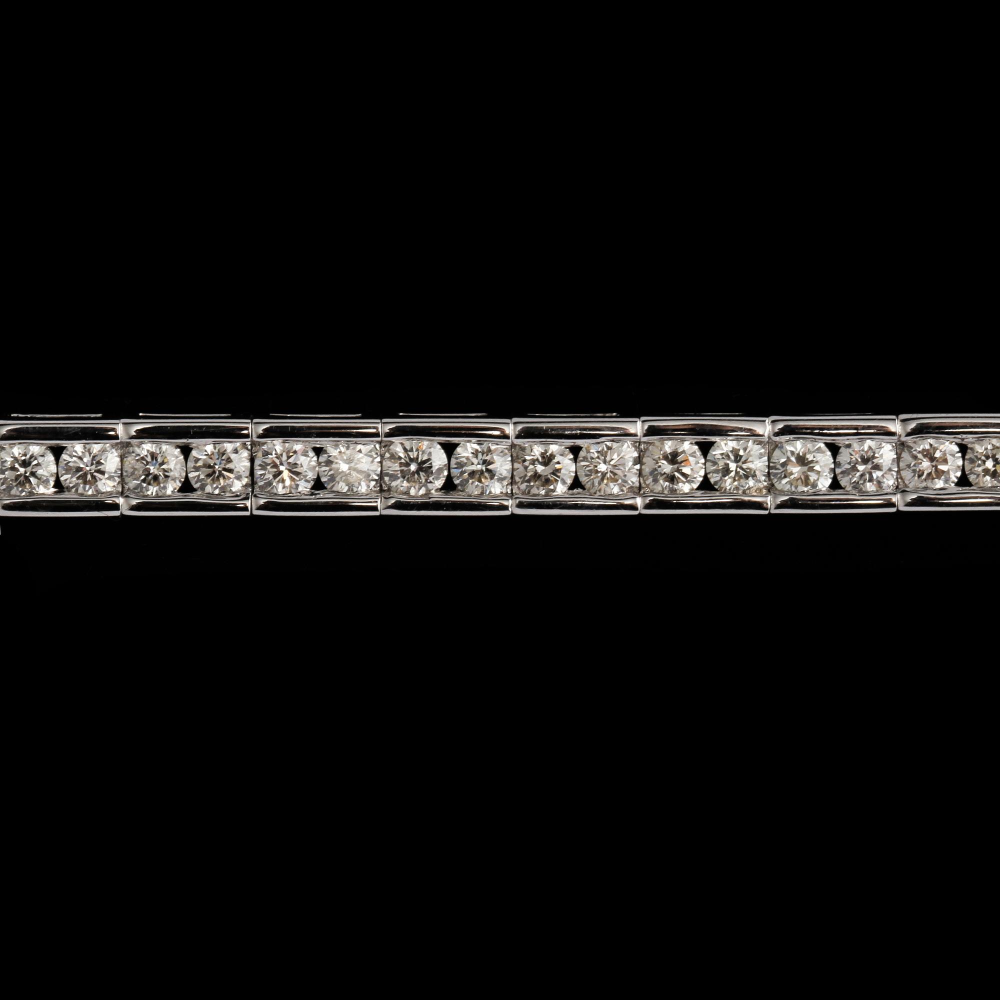 ARMBAND, 18k vitguld med 74 briljantslipade diamanter, totalt 3.86 ct. Vikt 17 g.