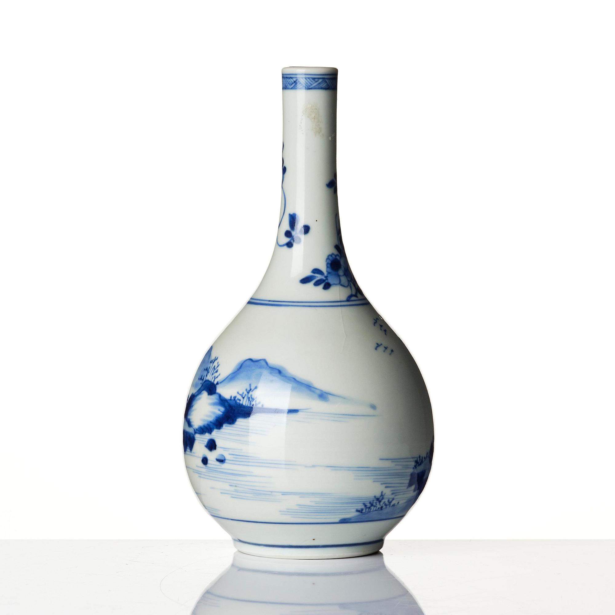A blue and white vase, Qing dynasty, Kangxi (1662-1722).
